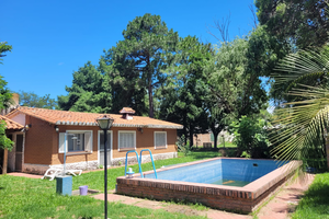 Casa en un gran lote arbolado, a metros del río