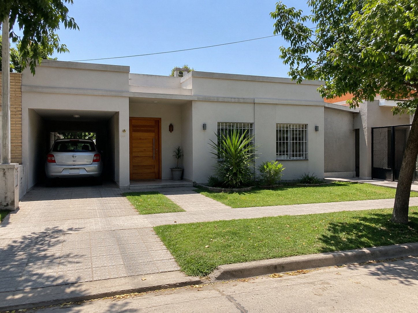 Casa familiar con patio y cochera en Santo Tomé