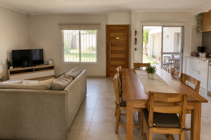 Casa familiar con patio y cochera en Santo Tomé - Imagen 2