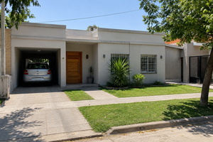 Casa familiar con patio y cochera en Santo Tomé