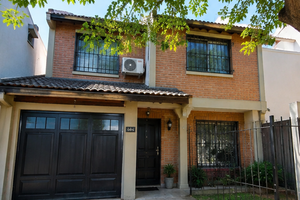 Casa de 3 dormitorios con jardín y cochera en Martínez